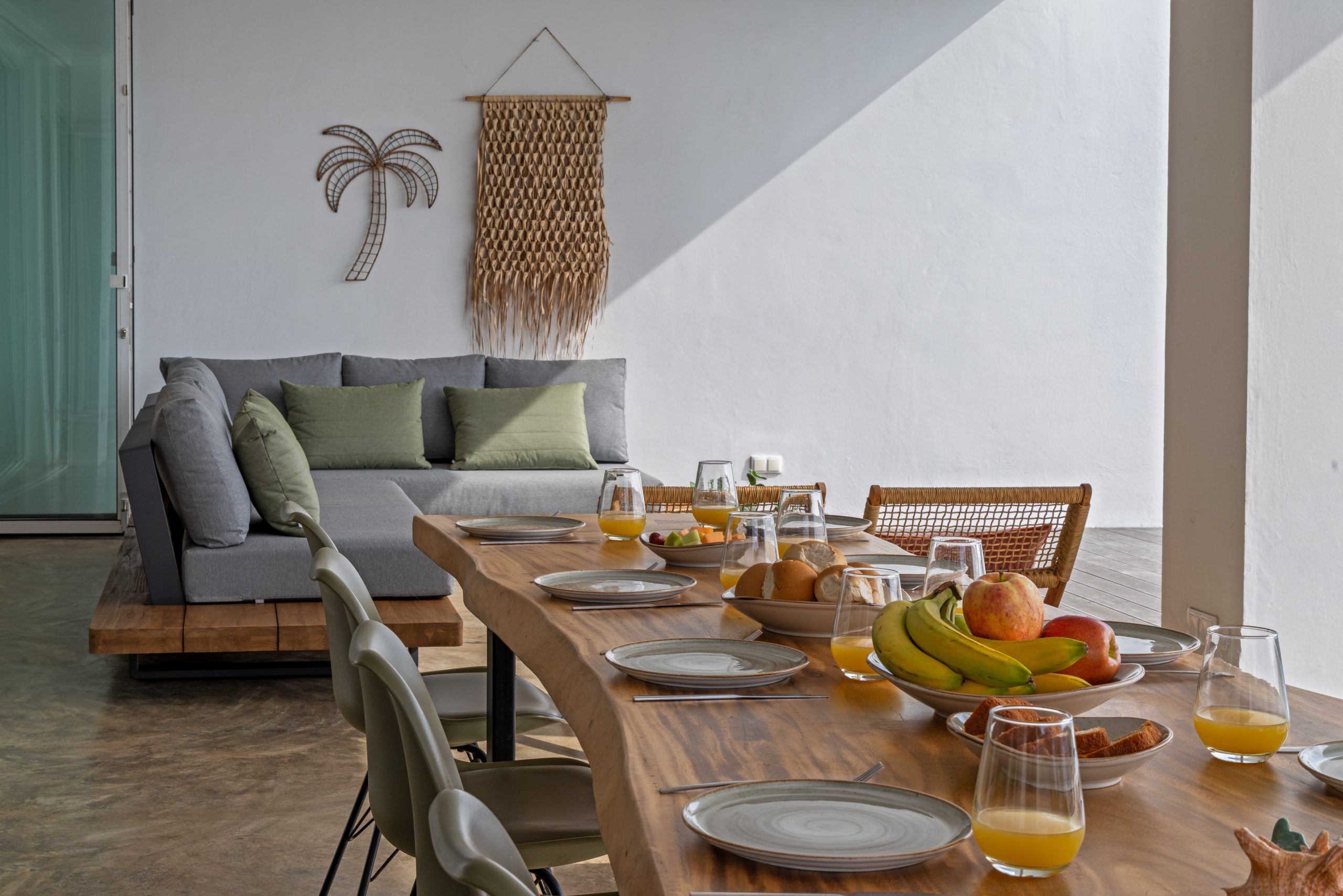 Eettafel buiten bij Villa South Beach Curaçao