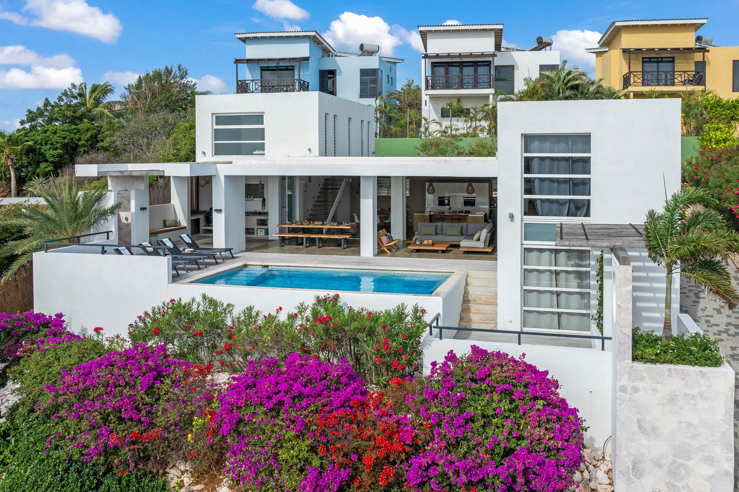 Foto’s Villa South Beach Tropische tuin met palmbomen en bougainville Curaçao villa