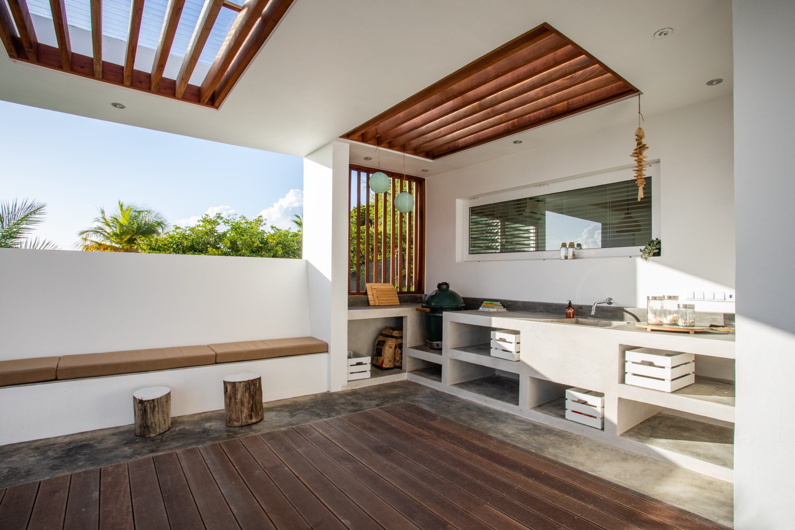 Buitenkeuken met GreenEgg barbecue in luxe villa Curaçao