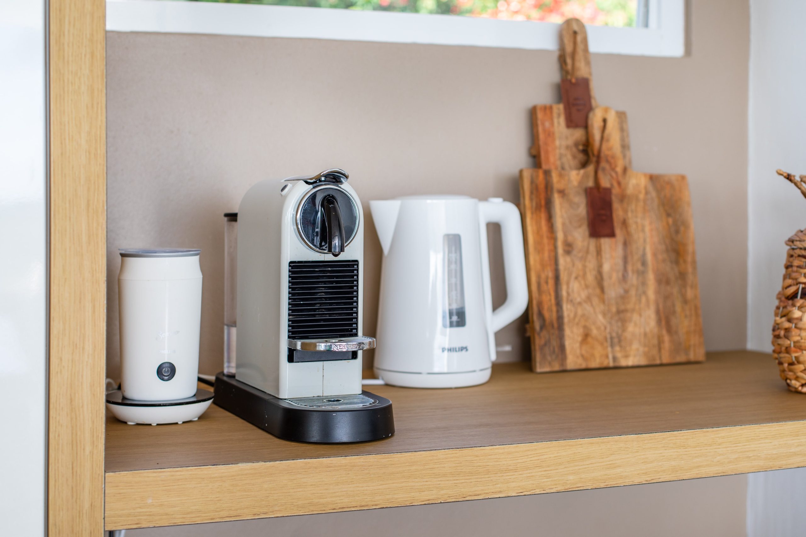 Keuken met Amerikaanse koelkast en ijsblokjesdispenser