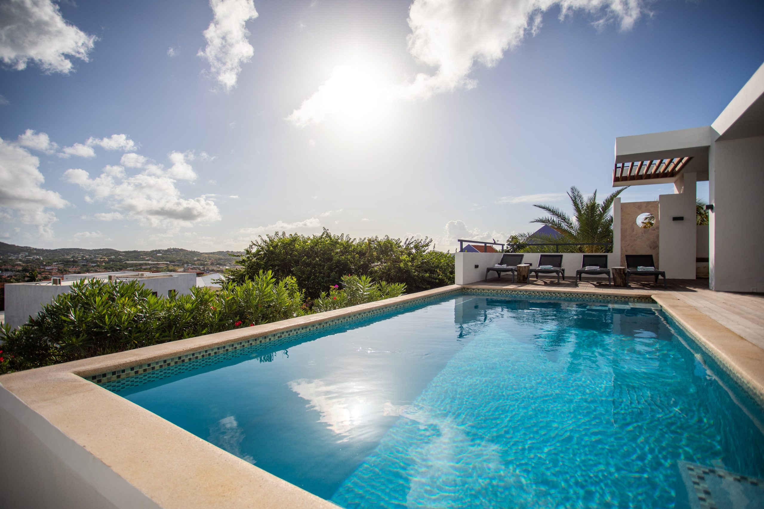 Privé zwembad Villa South Beach Curaçao bij zonsondergang