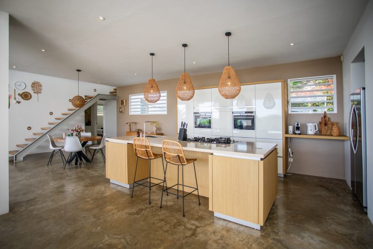 Open keuken met kookeiland in Villa South Beach Curaçao