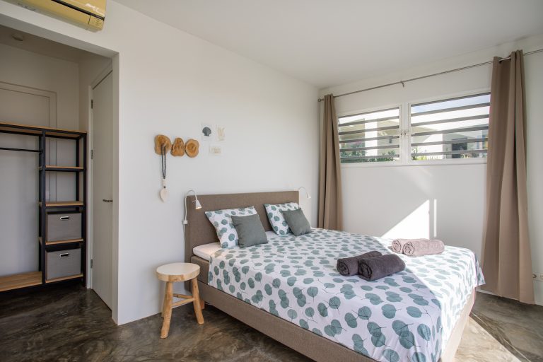 Ruime slaapkamer met airco in Villa South Beach Curaçao
