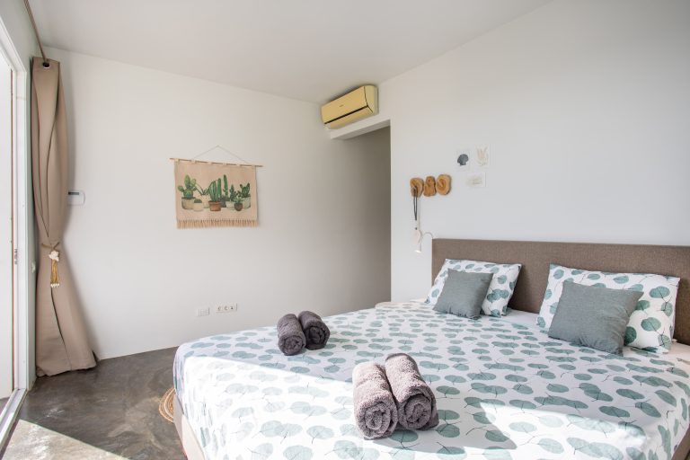 Luxe slaapkamer met kingsize bed in vakantievilla Curaçao