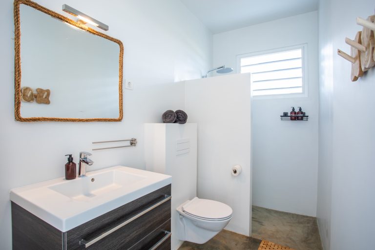 Moderne badkamer met inloopdouche in Villa South Beach Curaçao