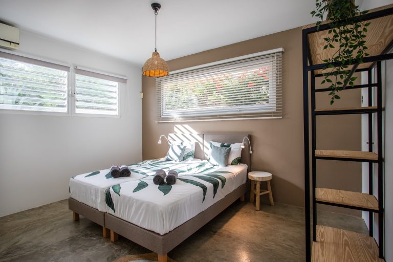 Comfortabele slaapkamer voor stellen in luxe villa Curaçao