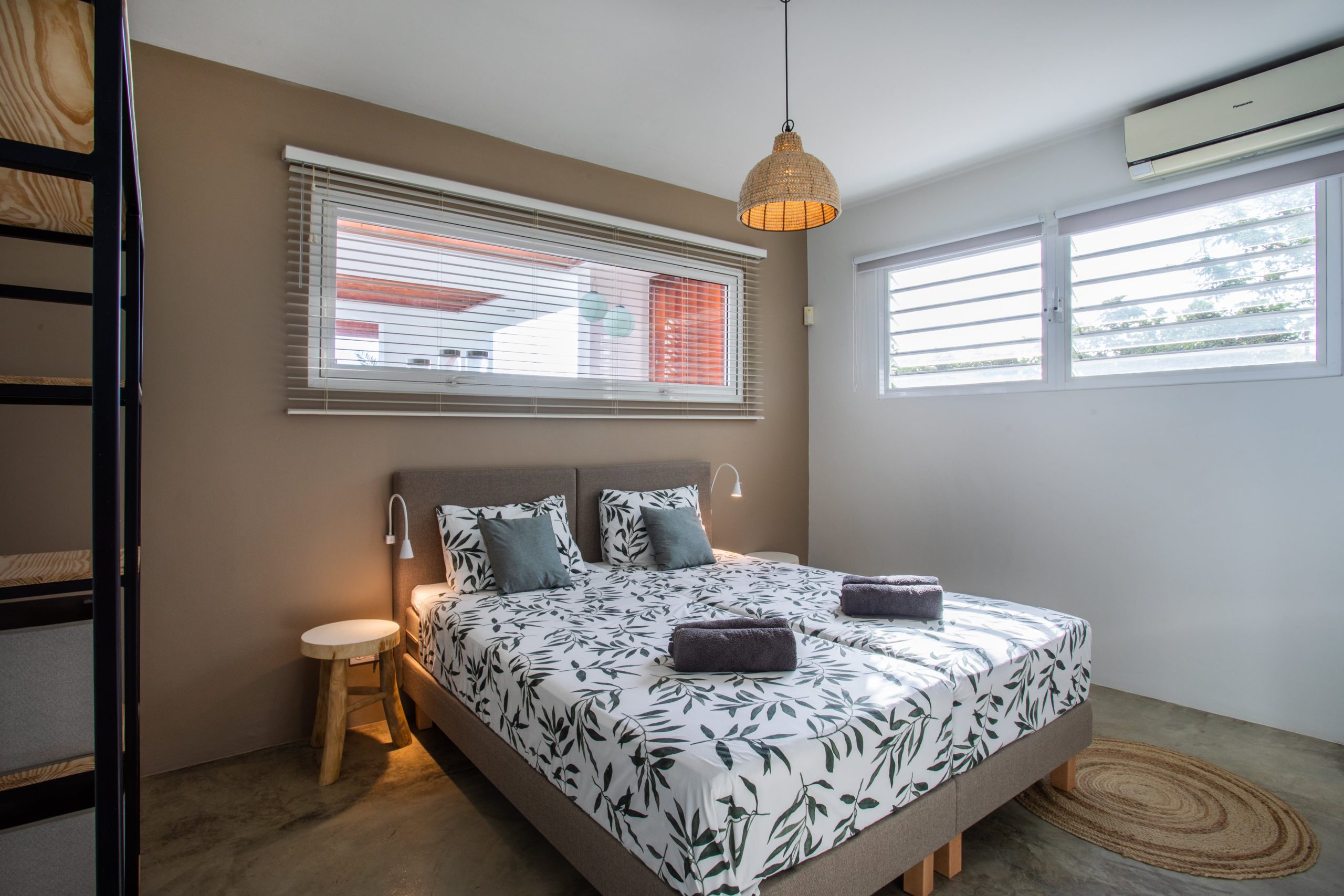 Tweepersoons slaapkamer met luxe beddengoed Curaçao