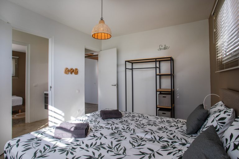 Slaapkamer met uitzicht op tuin en zwembad Curaçao villa