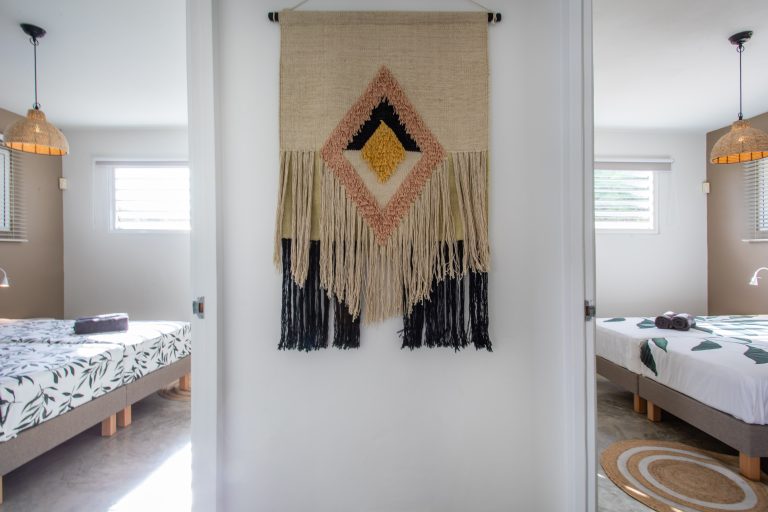 Modern ingerichte slaapkamer in privé villa Curaçao