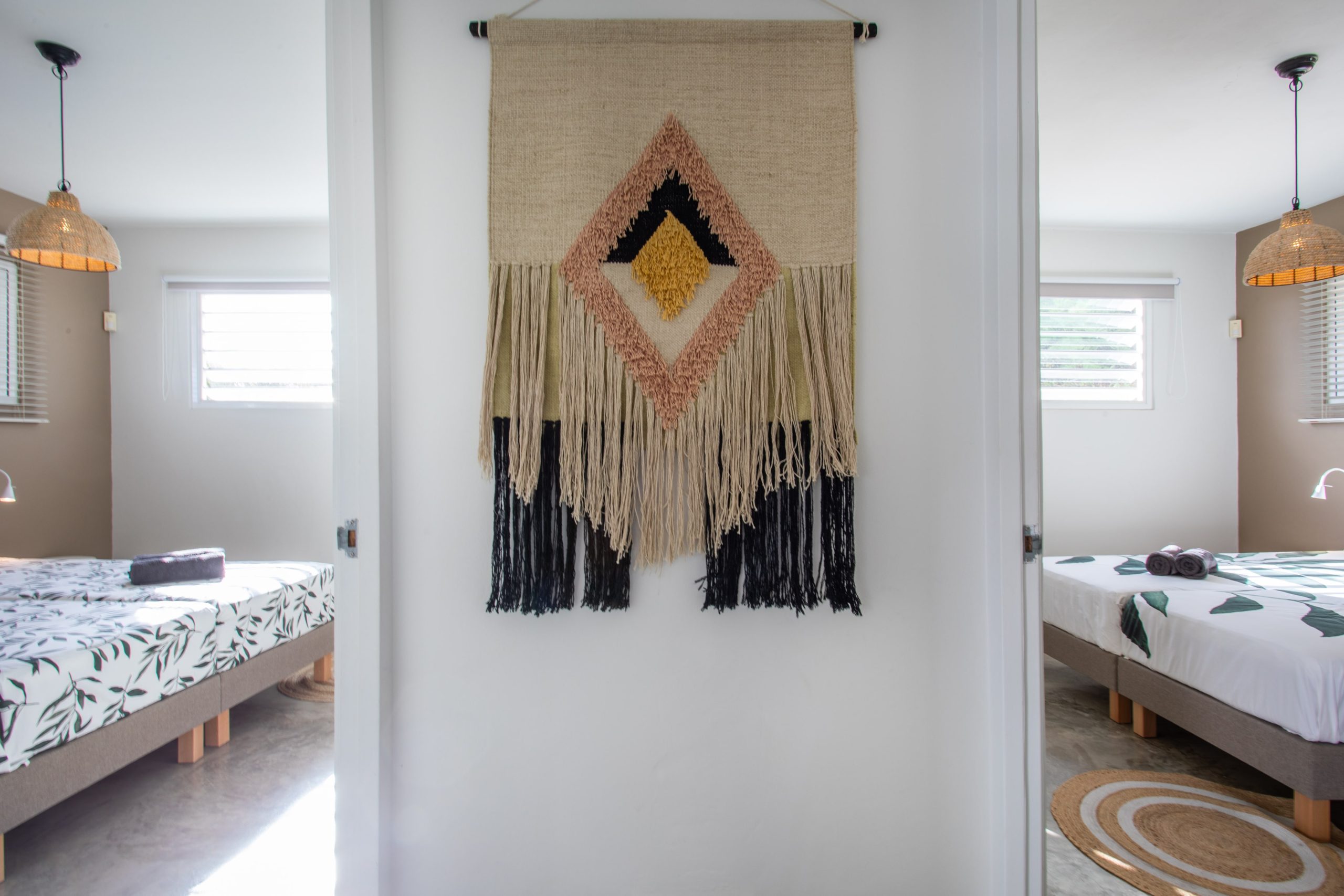 Modern ingerichte slaapkamer in privé villa Curaçao