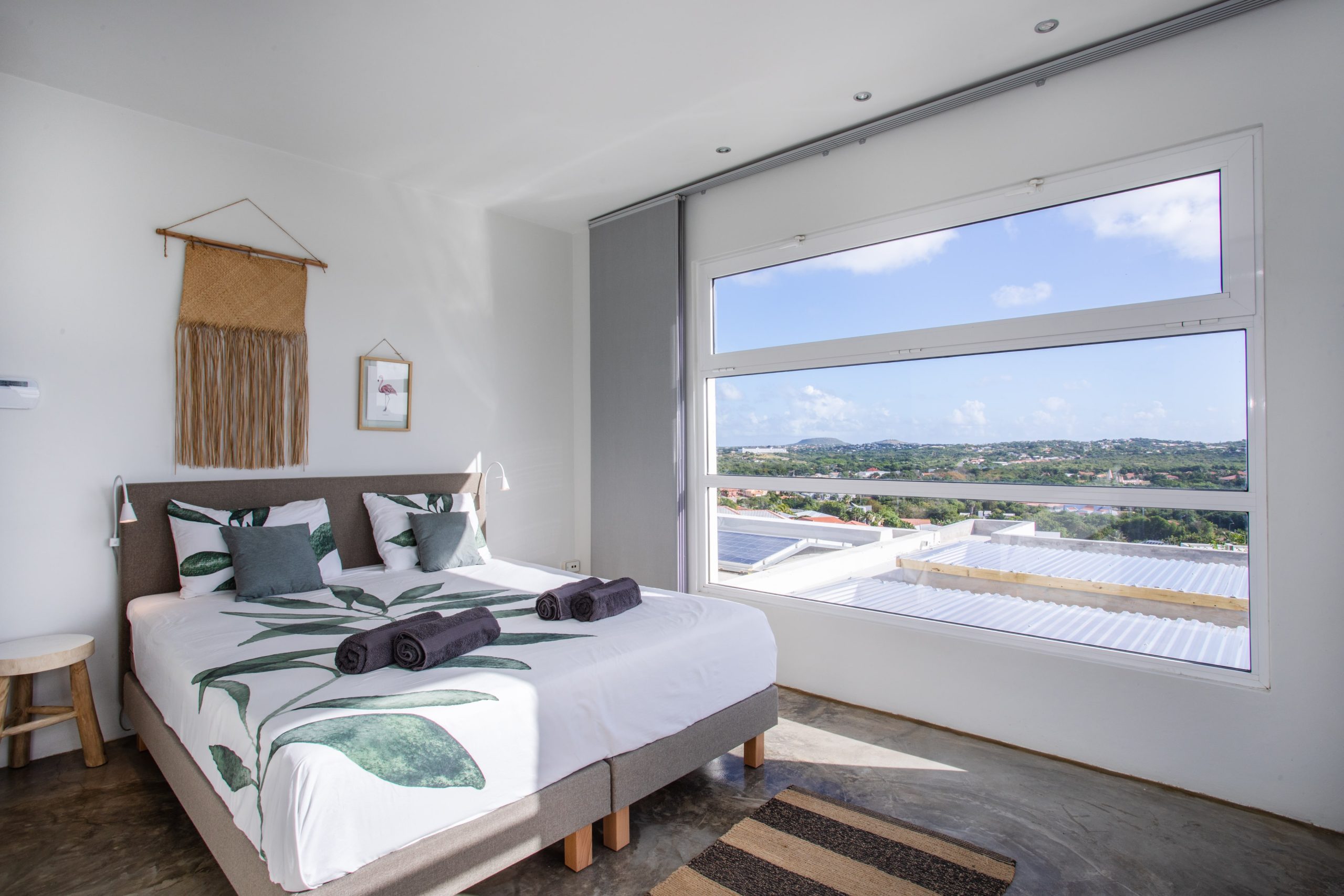 Slaapkamer met en-suite badkamer in Villa South Beach