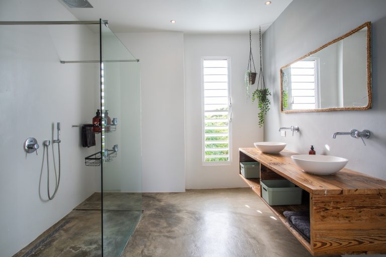 Ruime badkamer met inloopdouche in vakantievilla Curaçao