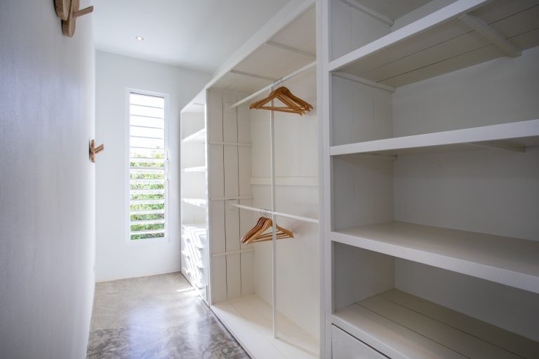 walkin kledingkast in vakantievilla Curaçao