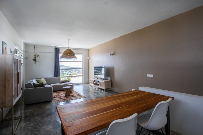 Gezellige tv-kamer met loungebank in luxe villa Curaçao