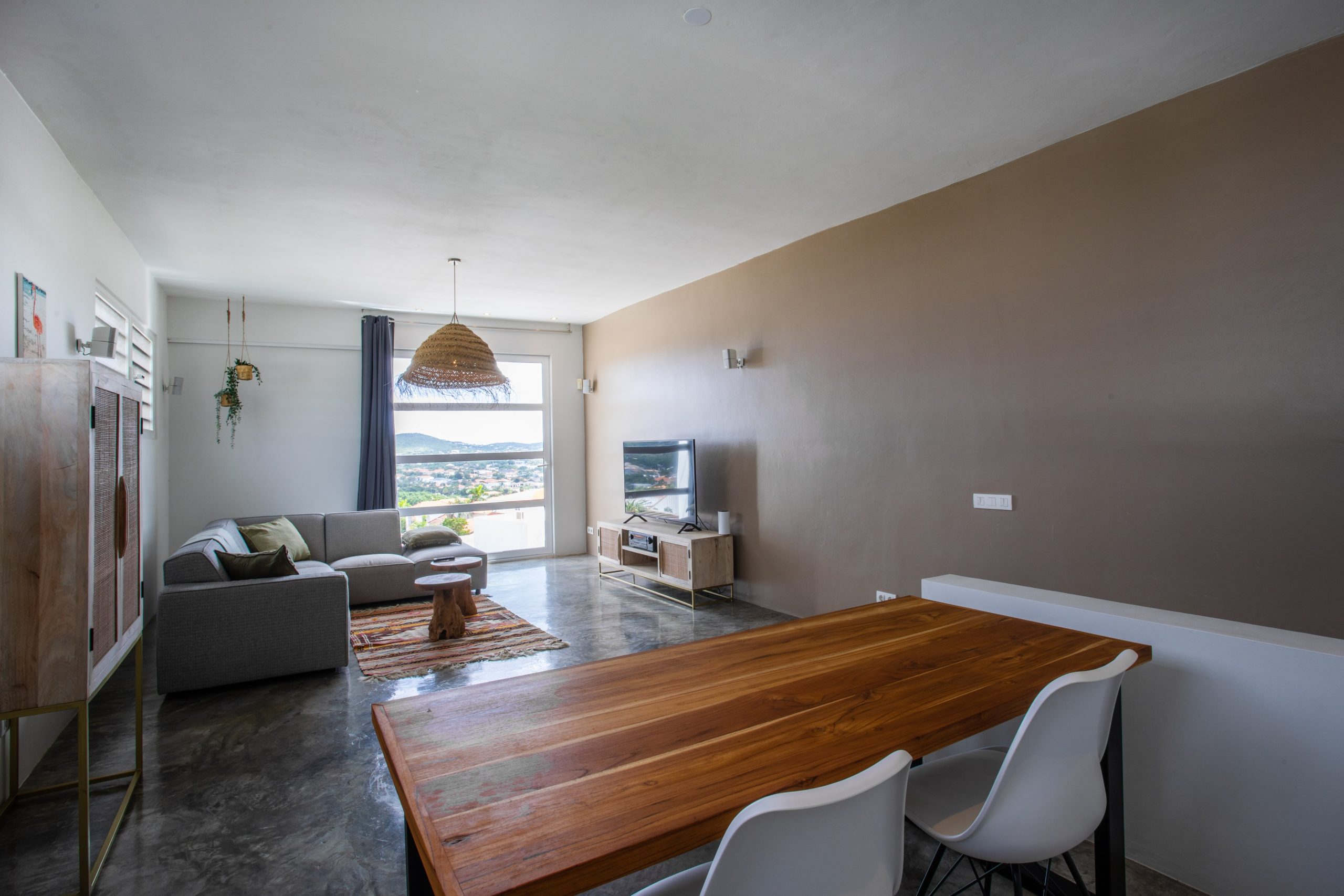 Gezellige tv-kamer met loungebank in luxe villa Curaçao