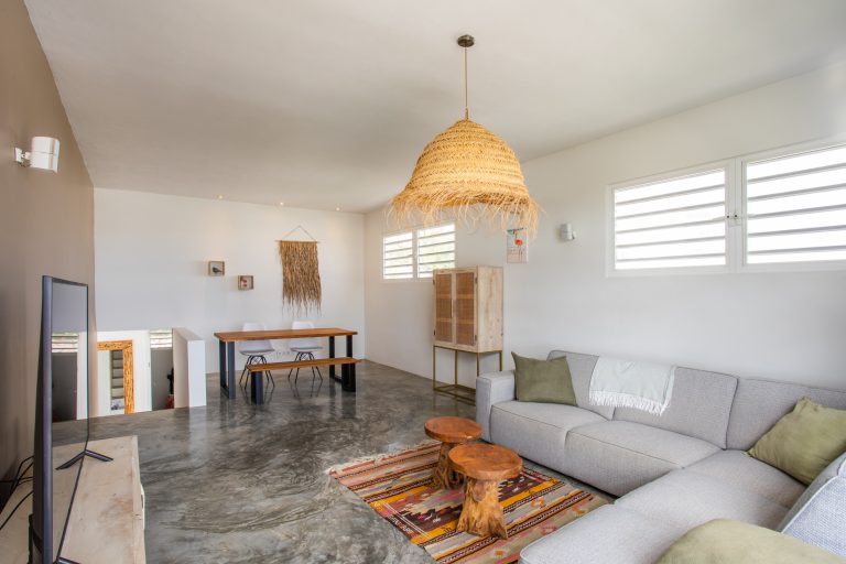Gezellige tv-kamer met loungebank in luxe villa Curaçao